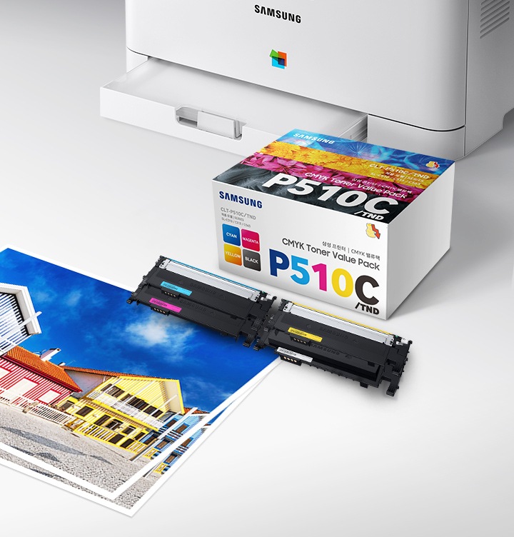 이미지 오른쪽 상단에 프린트 오른쪽에서 바라본 이미지가 있으며 프린트 이미지 오른쪽 하단 부분에 위에서 내려본 토너의 이미지가 있는 이미지 입니다. 토너의 제품 이미지 하단에는 주택의 정면 이미지가 출력된 출력물이 있습니다.