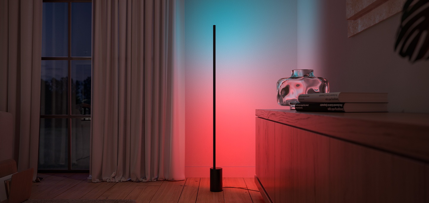 남자가 사인플로어를 연동한 tv콘텐츠를 보고 있는 장면, 사인 플로어는 1600만 컬러를 표현할수 있습니다.