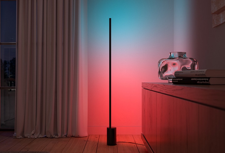 남자가 사인플로어를 연동한 tv콘텐츠를 보고 있는 장면, 사인 플로어는 1600만 컬러를 표현할수 있습니다.