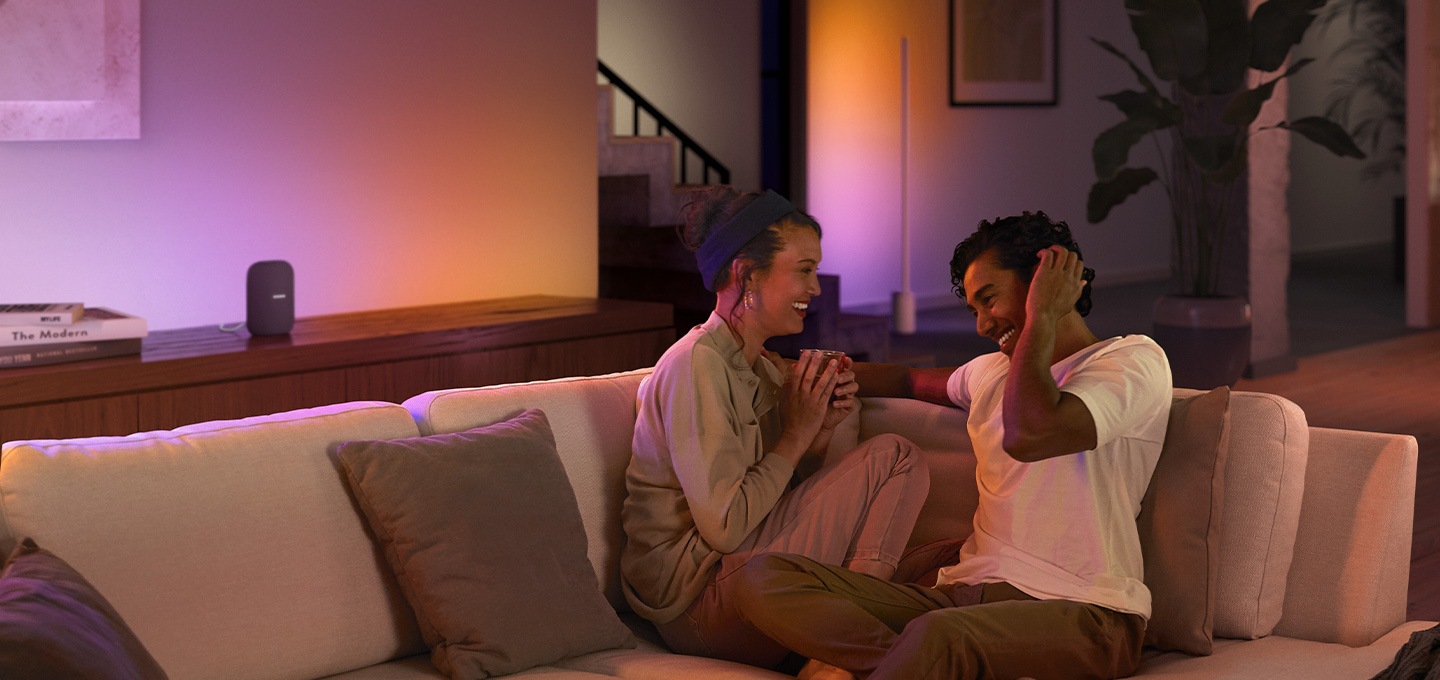 남녀가 조명을 켜두고 대화 하고 있는 모습