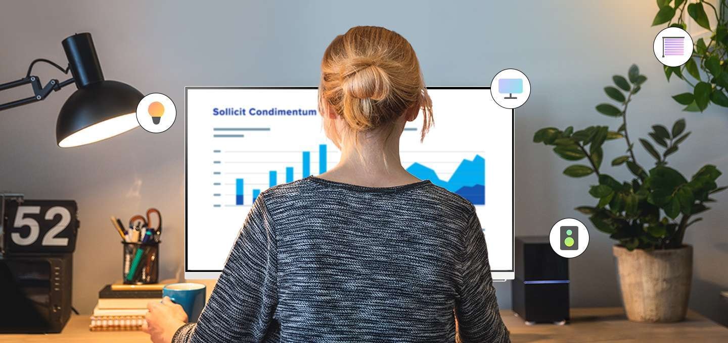 컴퓨터 앞에 일을하고 있는 여성의 뒷모습입니다 여성 주변에는 스마트싱스 기능의 아이콘들이 떠있습니다.