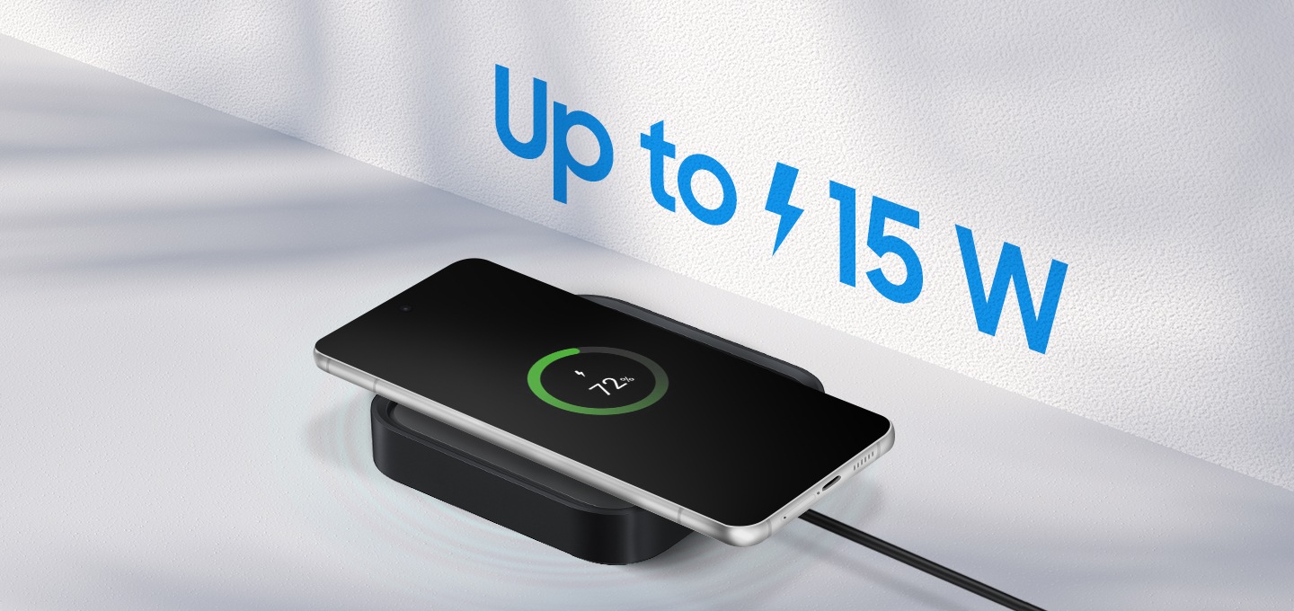 스마트싱스 스테이션 블랙 컬러 위에 갤럭시 S 스마트폰이 놓여져 있습니다. 위에는 Up to 15 W라고 문구가 적혀져 있습니다.