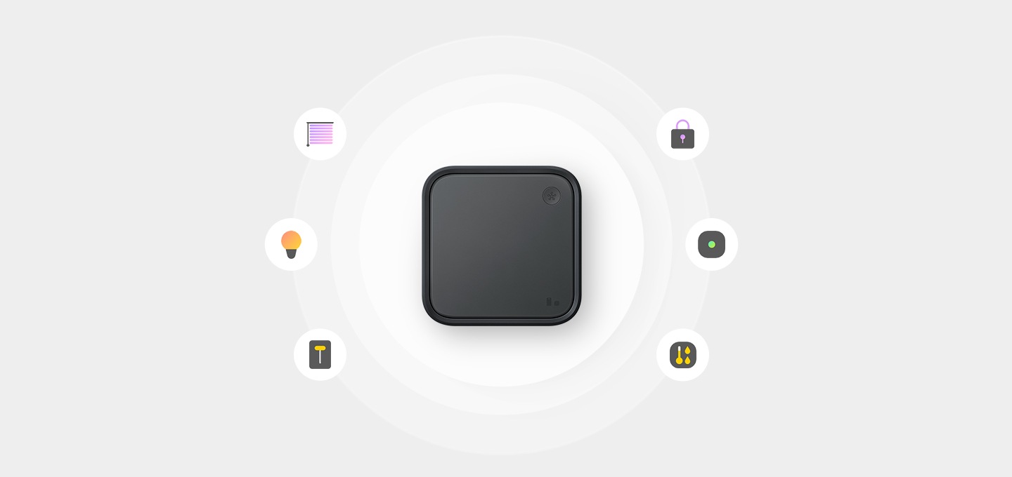 회색 배경 중앙에 스마트싱스 스테이션 블랙 색상이 놓여져 있고 주변에 여러 아이콘이 나열 되어있습니다. 아이콘은 스마트싱스 스테이션으로 할 수 있는 여러 기능을 알려주는 아이콘 입니다.