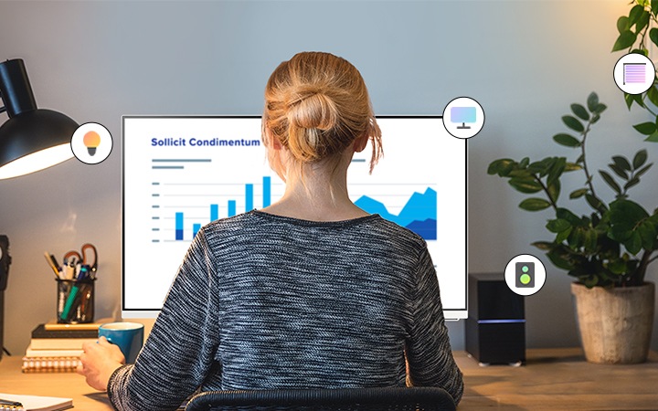 컴퓨터 앞에 일을하고 있는 여성의 뒷모습입니다 여성 주변에는 스마트싱스 기능의 아이콘들이 떠있습니다.