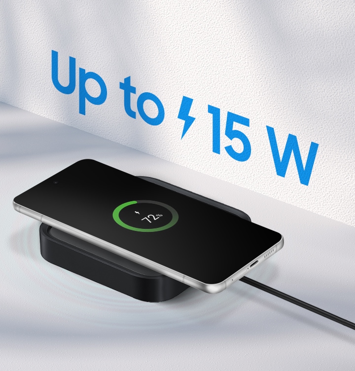 스마트싱스 스테이션 블랙 컬러 위에 갤럭시 S 스마트폰이 놓여져 있습니다. 위에는 Up to 15 W라고 문구가 적혀져 있습니다.