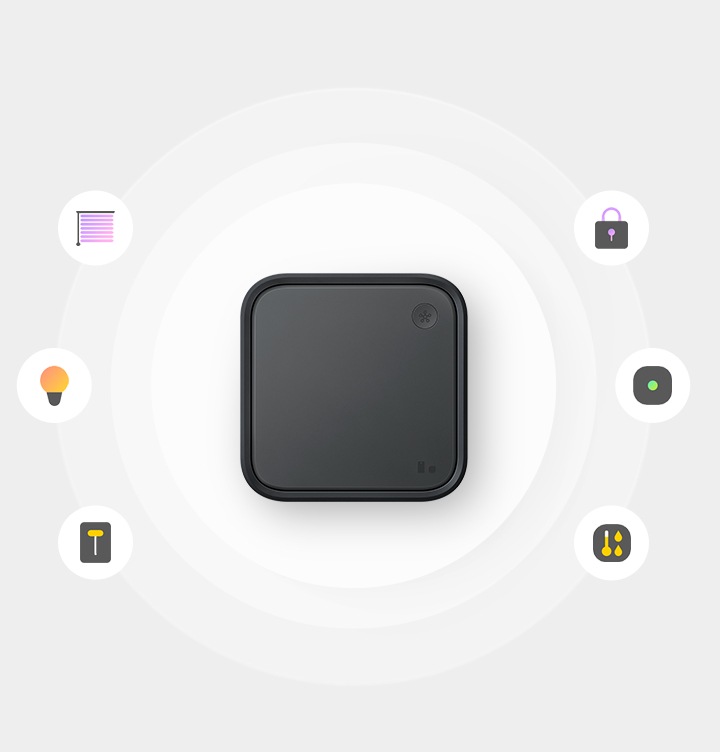 회색 배경 중앙에 스마트싱스 스테이션 블랙 색상이 놓여져 있고 주변에 여러 아이콘이 나열 되어있습니다. 아이콘은 스마트싱스 스테이션으로 할 수 있는 여러 기능을 알려주는 아이콘 입니다.