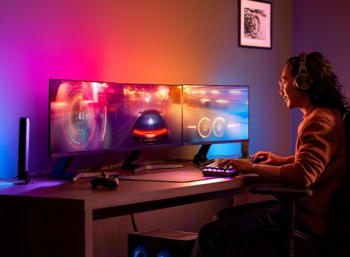 TV장면을 조명과 동기화하여 틀어놓은 사진입니다.