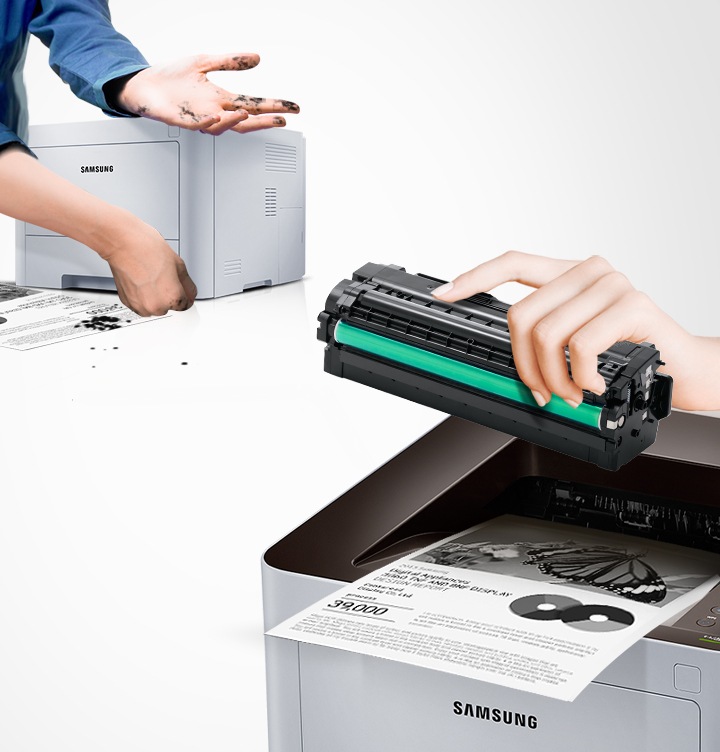 삼성 정품 토너가 고장 없이 안전함을 보여주는 컷으로서, 좌측에 비정품 토너를 사용한 프린터는 토너가 고장이 났고, 우측에 삼성 정품 토너를 사용한 프린터는 고장없이 출력물이 보이고 있습니다.