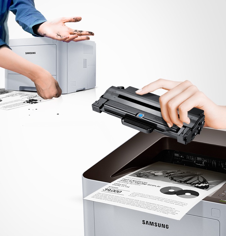 삼성 정품 토너가 고장 없이 안전함을 보여주는 컷으로서, 좌측에 비정품 토너를 사용한 프린터는 토너가 고장이 났고, 우측에 삼성 정품 토너를 사용한 프린터는 고장없이 출력물이 보이고 있습니다.