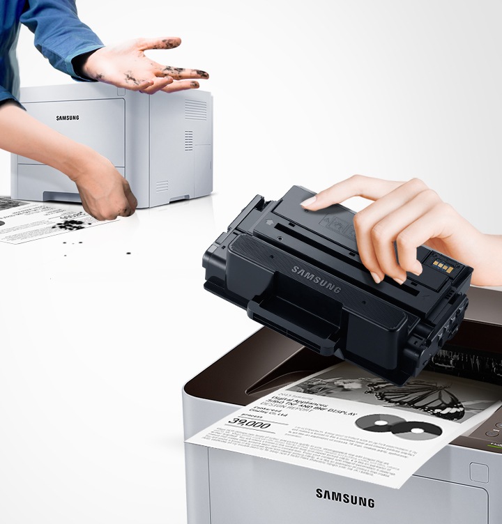 삼성 정품 토너가 고장 없이 안전함을 보여주는 컷으로서, 좌측에 비정품 토너를 사용한 프린터는 토너가 고장이 났고, 우측에 삼성 정품 토너를 사용한 프린터는 고장없이 출력물이 보이고 있습니다.