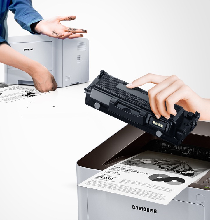 삼성 정품 토너가 고장 없이 안전함을 보여주는 컷으로서, 좌측에 비정품 토너를 사용한 프린터는 토너가 고장이 났고, 우측에 삼성 정품 토너를 사용한 프린터는 고장없이 출력물이 보이고 있습니다.