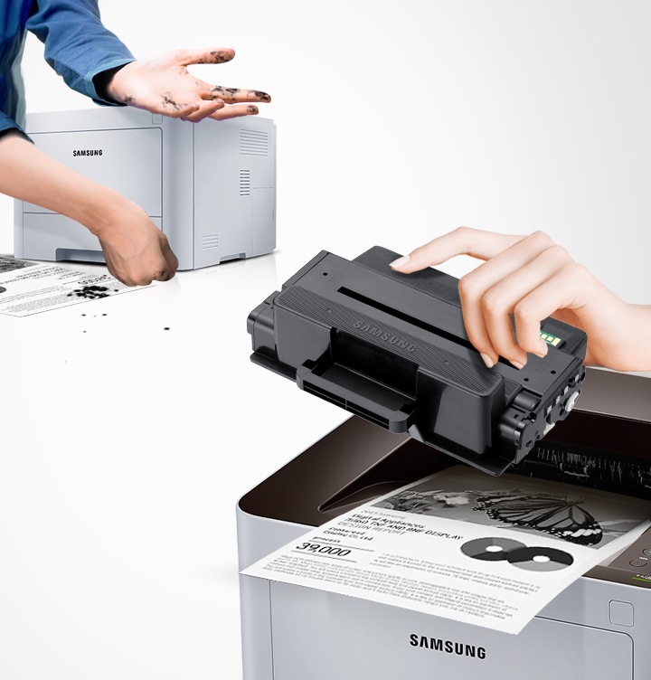 삼성 정품 토너가 고장 없이 안전함을 보여주는 컷으로서, 좌측에 비정품 토너를 사용한 프린터는 토너가 고장이 났고, 우측에 삼성 정품 토너를 사용한 프린터는 고장없이 출력물이 보이고 있습니다.