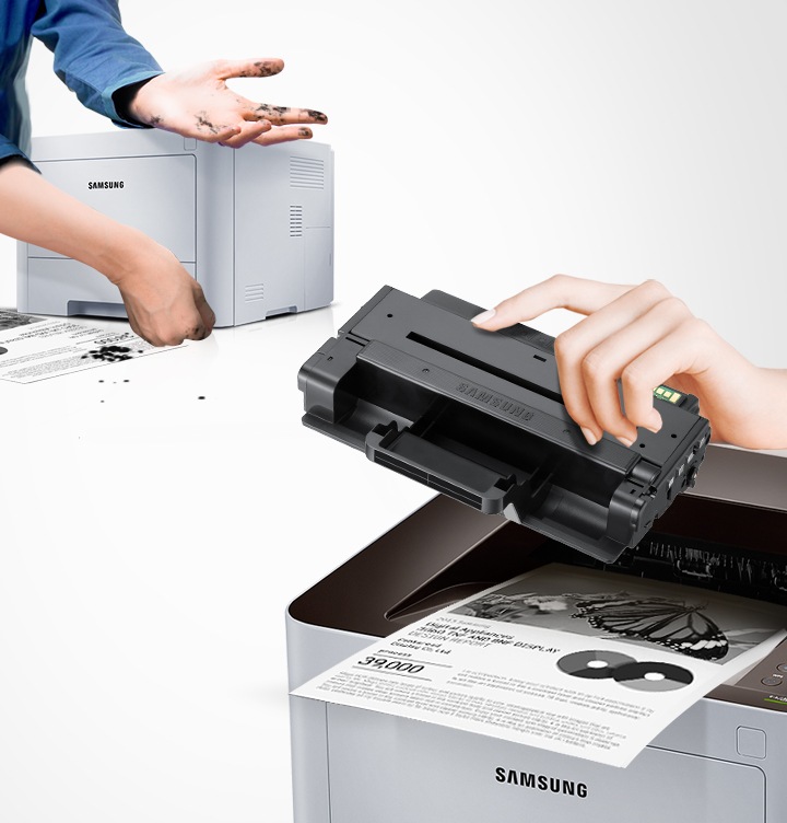 삼성 정품 토너가 고장 없이 안전함을 보여주는 컷으로서, 좌측에 비정품 토너를 사용한 프린터는 토너가 고장이 났고, 우측에 삼성 정품 토너를 사용한 프린터는 고장없이 출력물이 보이고 있습니다.