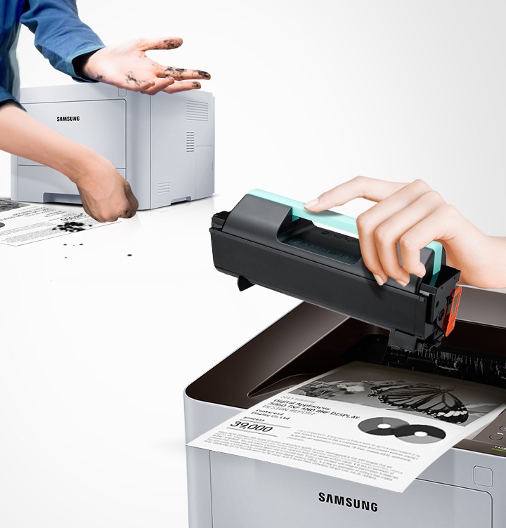 삼성 정품 토너가 고장 없이 안전함을 보여주는 컷으로서, 좌측에 비정품 토너를 사용한 프린터는 토너가 고장이 났고, 우측에 삼성 정품 토너를 사용한 프린터는 고장없이 출력물이 보이고 있습니다.