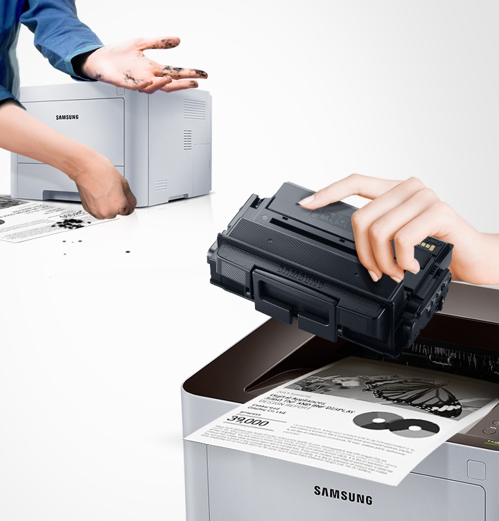 삼성 정품 토너가 고장 없이 안전함을 보여주는 컷으로서, 좌측에 비정품 토너를 사용한 프린터는 토너가 고장이 났고, 우측에 삼성 정품 토너를 사용한 프린터는 고장없이 출력물이 보이고 있습니다.