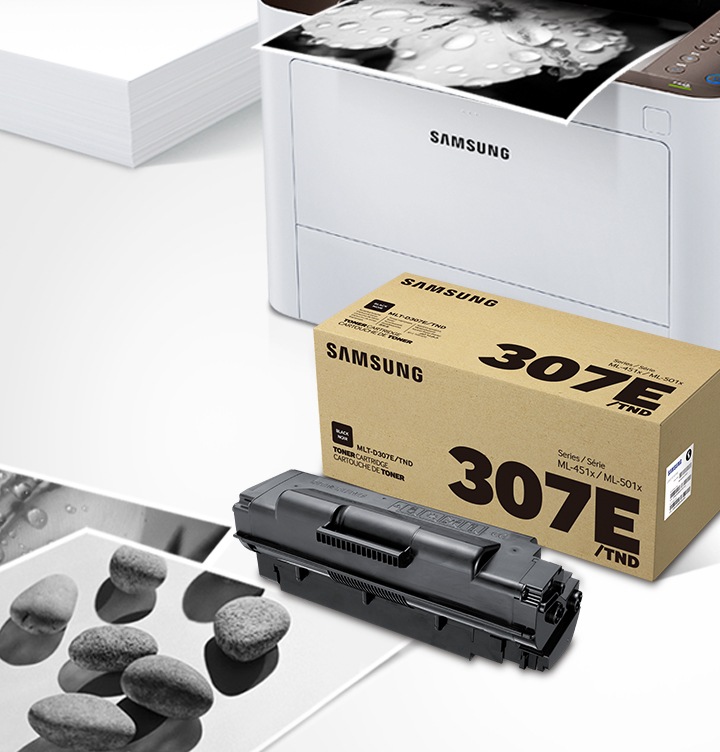 위쪽 삼성 프린터에서 출력물이 나오고 있고, 아래쪽 삼성 토너 카트리지가 있습니다.