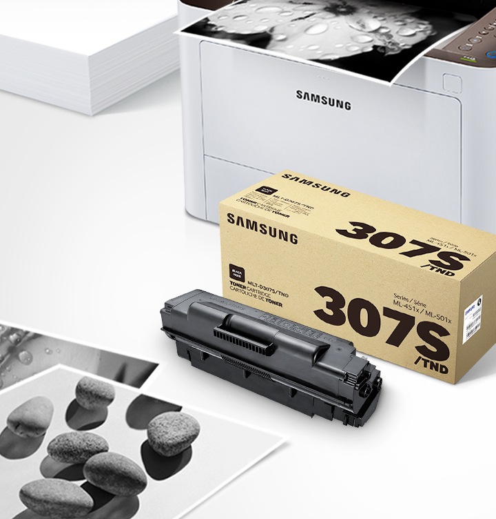 위쪽 삼성 프린터에서 출력물이 나오고 있고, 아래쪽 삼성 토너 카트리지가 있습니다.