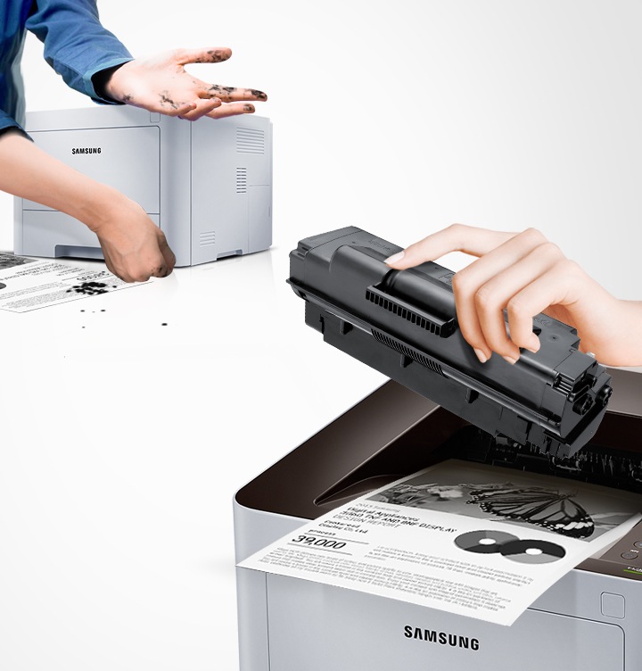 삼성 정품 토너가 고장 없이 안전함을 보여주는 컷으로서, 좌측에 비정품 토너를 사용한 프린터는 토너가 고장이 났고, 우측에 삼성 정품 토너를 사용한 프린터는 고장없이 출력물이 보이고 있습니다.