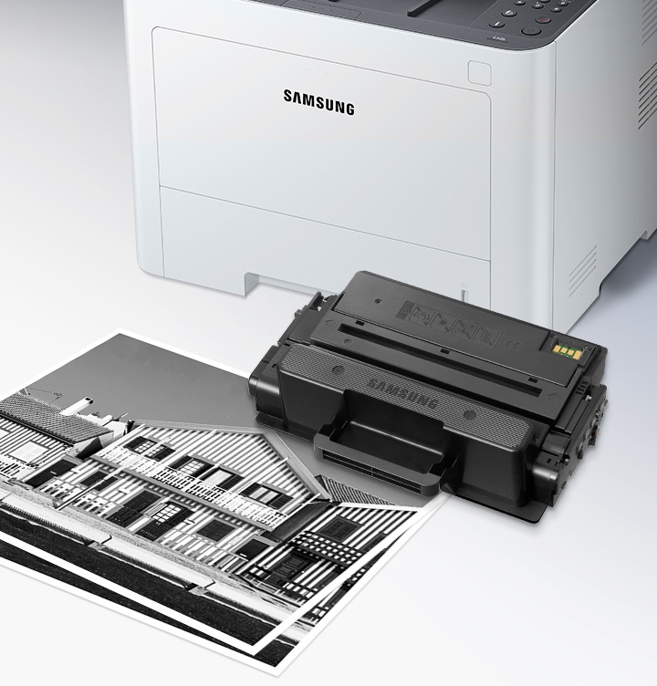 이미지 오른쪽 상단에 프린트 오른쪽에서 바라본 이미지가 있으며 프린트 이미지 오른쪽 하단 부분에 위에서 내려본 토너의 이미지가 있는 이미지 입니다. 토너의 제품 이미지 하단에는 주택의 정면 이미지가 출력된 출력물이 있습니다.