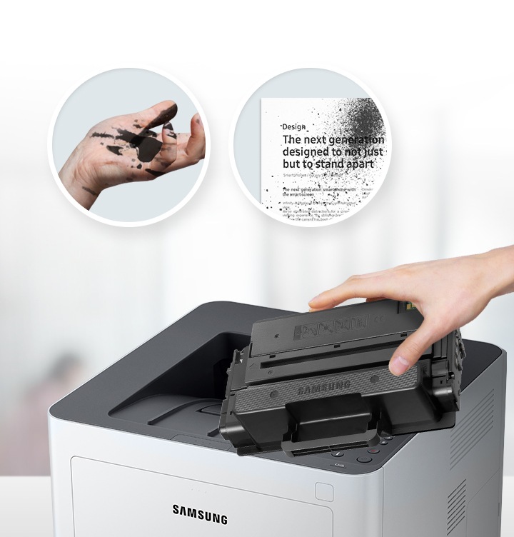 이미지 상단에는 손에 토너가 묻어있는 이미지와 출력물에 토너가 번져 있는 이미지가 왼쪽에서 오른쪽으로 나열되어 있고 이미지 오른쪽 하단에는 오른쪽 위에서 내려본 프린트 이미지와 정품 제품을 손에 들고 있는 정면 이미지가 있습니다.