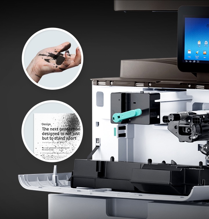복합기 내 토너 교체하는 부분을 확대한 이미지 입니다. 이미지 왼쪽에는 손에 잉크가 묻은 이미지와, 프린터에 잉크가 번진 이미지가 있습니다.