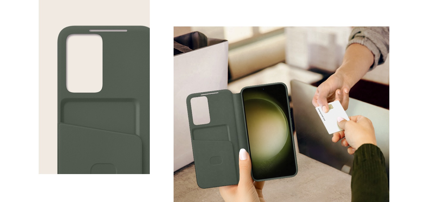 카드 수납공간이 있는 스마트 뷰 월렛 커버 내부의 클로즈업 샷이 있습니다. 한 사람이 커버 내부의 수납공간에서 꺼낸 카드를 다른 사람에게 건네줍니다.