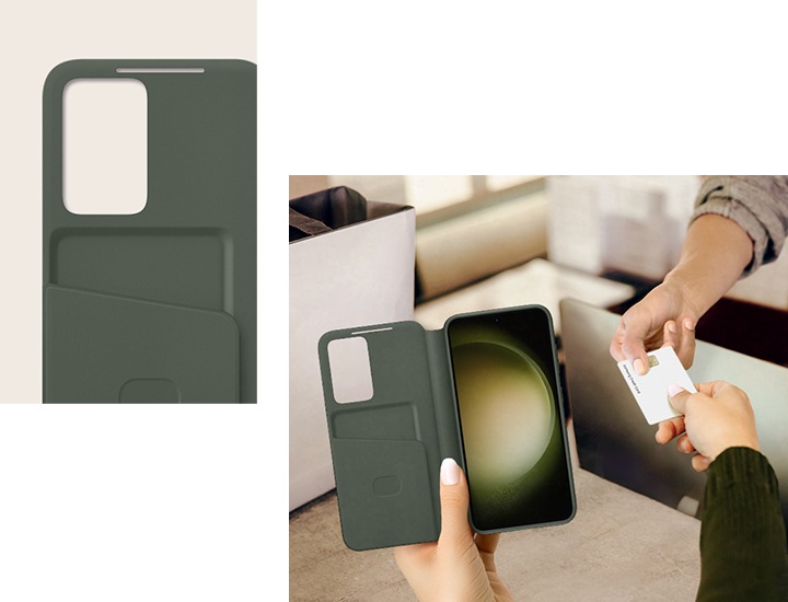 카드 수납공간이 있는 스마트 뷰 월렛 커버 내부의 클로즈업 샷이 있습니다. 한 사람이 커버 내부의 수납공간에서 꺼낸 카드를 다른 사람에게 건네줍니다.