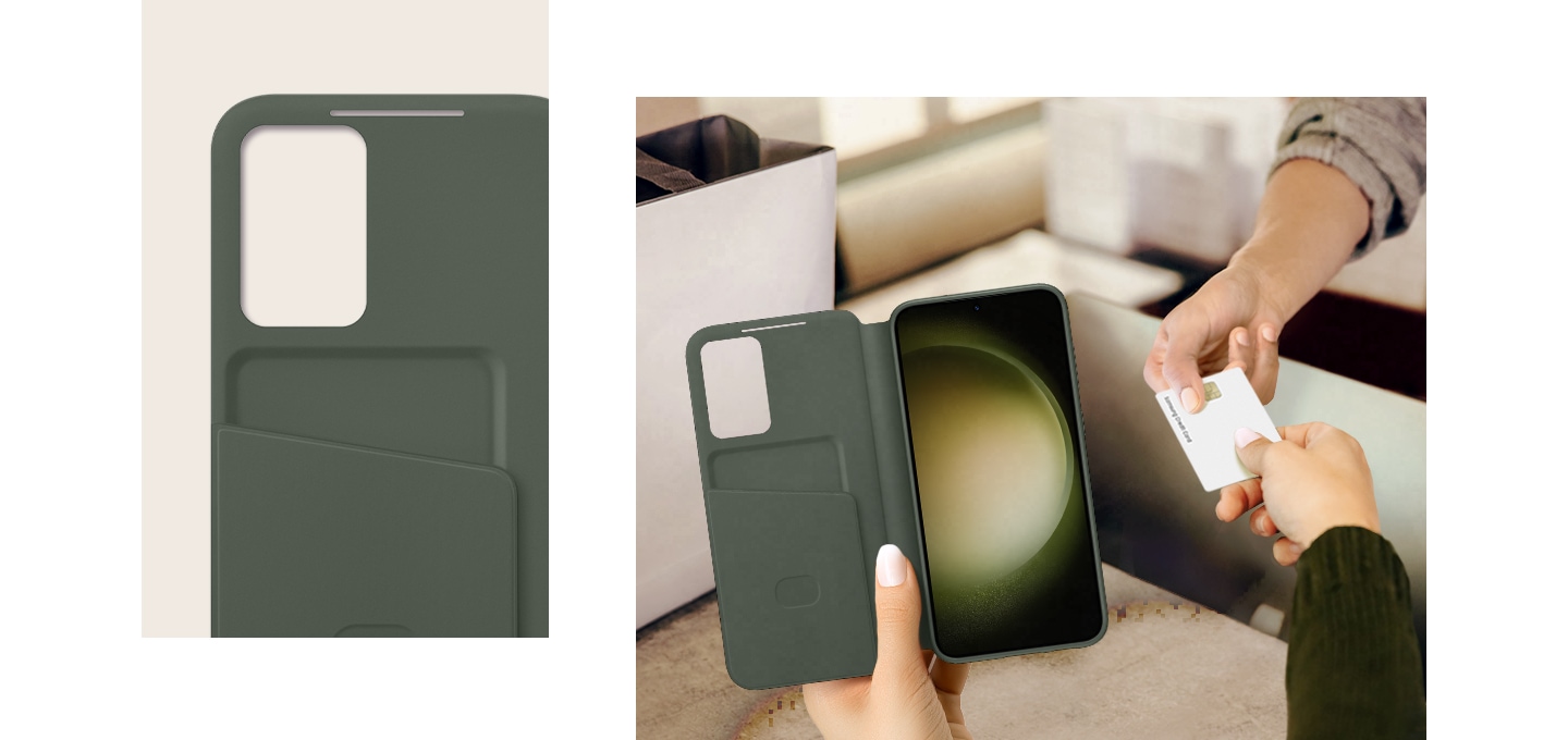 카드 수납공간이 있는 스마트 뷰 월렛 커버 내부의 클로즈업 샷이 있습니다. 한 사람이 커버 내부의 수납공간에서 꺼낸 카드를 다른 사람에게 건네줍니다.