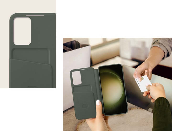 카드 수납공간이 있는 스마트 뷰 월렛 커버 내부의 클로즈업 샷이 있습니다. 한 사람이 커버 내부의 수납공간에서 꺼낸 카드를 다른 사람에게 건네줍니다.