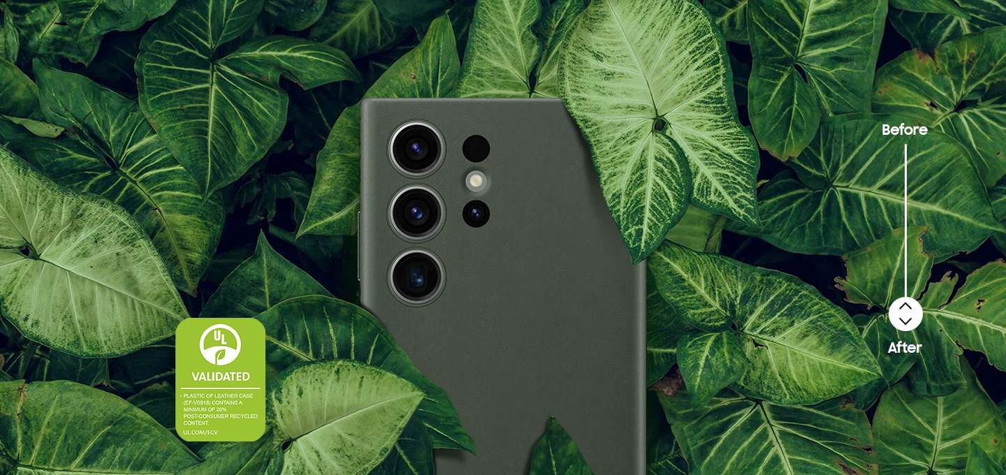 레더 커버를 착용한 갤럭시 S23 Ultra 기기의 뒷면이 두꺼운 녹색 잎으로 둘러싸여 있습니다. 텍스트에는 레더 커버(EF-VS911)의 플라스틱은 최소 20 % 이상의 포스트 컨슈머 재활용 소재가 포함되어 있다고 쓰여 있습니다. 