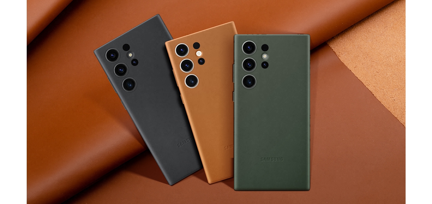 가죽을 배경으로 다양한 색상의 레더 커버 뒷면이 서로 겹쳐져 있습니다.