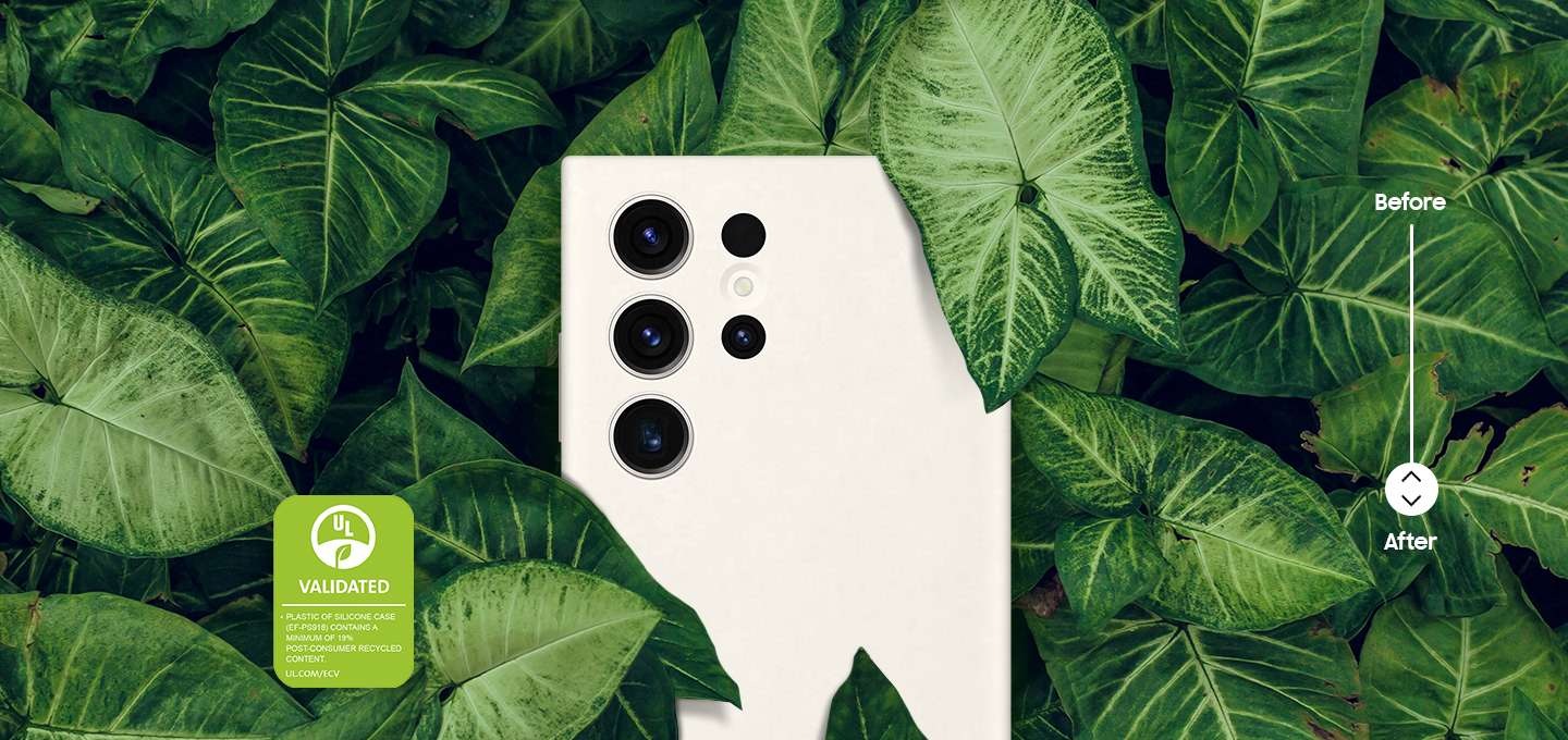 실리콘 커버를 착용한 갤럭시 S23 Ultra 장치의 뒷면이 두꺼운 녹색 잎으로 둘러싸여 있습니다. 실리콘 커버(EF-PS911)의 플라스틱은 최소 19 %의 포스트 컨슈머 재활용 소재가 포함되어 있다고 적혀있습니다.