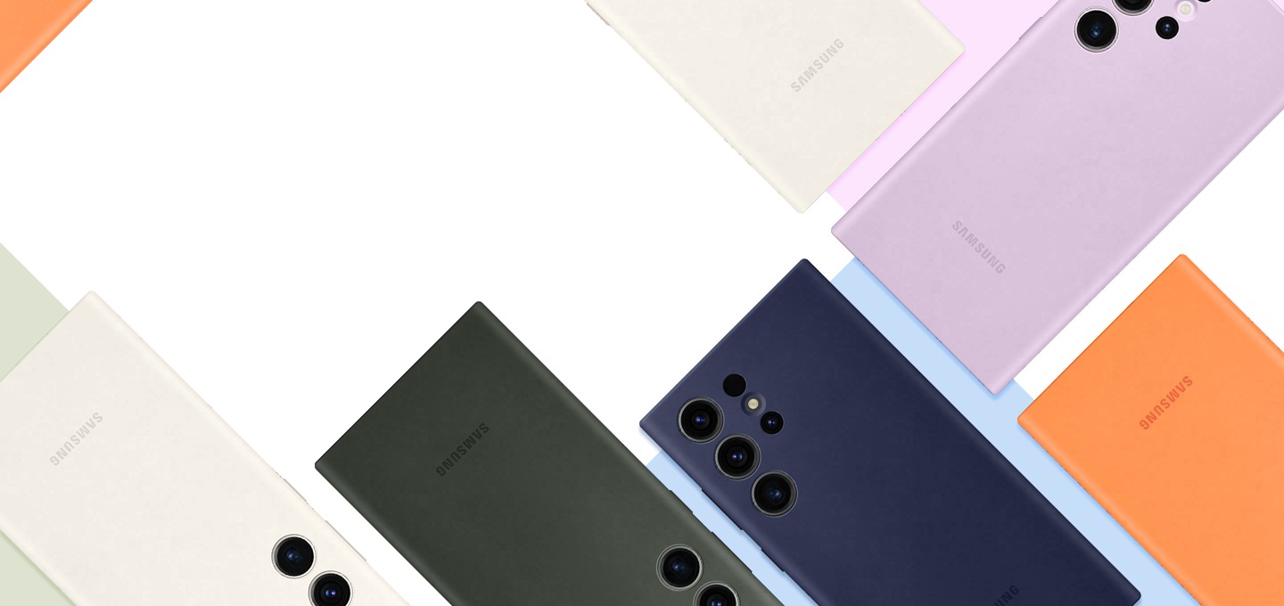 다채로운 실리콘 커버가 부착된 갤럭시 S23 Ultra 스마트폰의 뒷면이 평면으로 배치되어 있습니다.