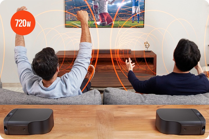 넓은 거실에서 남자 3명이 소파에 앉아 정면에 있는 TV와  JBL BAR 800 사운드바의 생생한 음질로 축구경기를 시정하고 있습니다.  이러한 이미지 위에 붉은색의 원형 음파효과를 삽입하여  시각적인 효과까지 더하고 있습니다. 