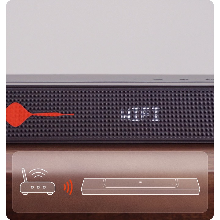 브라운 컬러 가구 위에 사운드바와 리모컨이 나란히 있는 이미지가 우측에 있으며 이에 대한 설명은 좌측에 자동업데이트가 진행된다는 설명이 덧붙어져 있습니다. 해당 기능은 Wi-Fi나 이더넷을 통해 홈 네트워크에 연결만 해두면 자동으로 진행되는 시스템 임을 자랑하고 있습니다.  