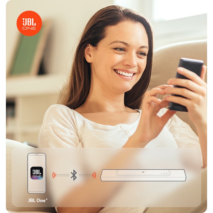 웃고 있는 여성이 스마트폰을 보고 있는데 이 상황은 JBL ONE 전용 앱을 통해 bar800의 EQ 설정을 제어하고 있는 모습을 연출한 이미지입니다.