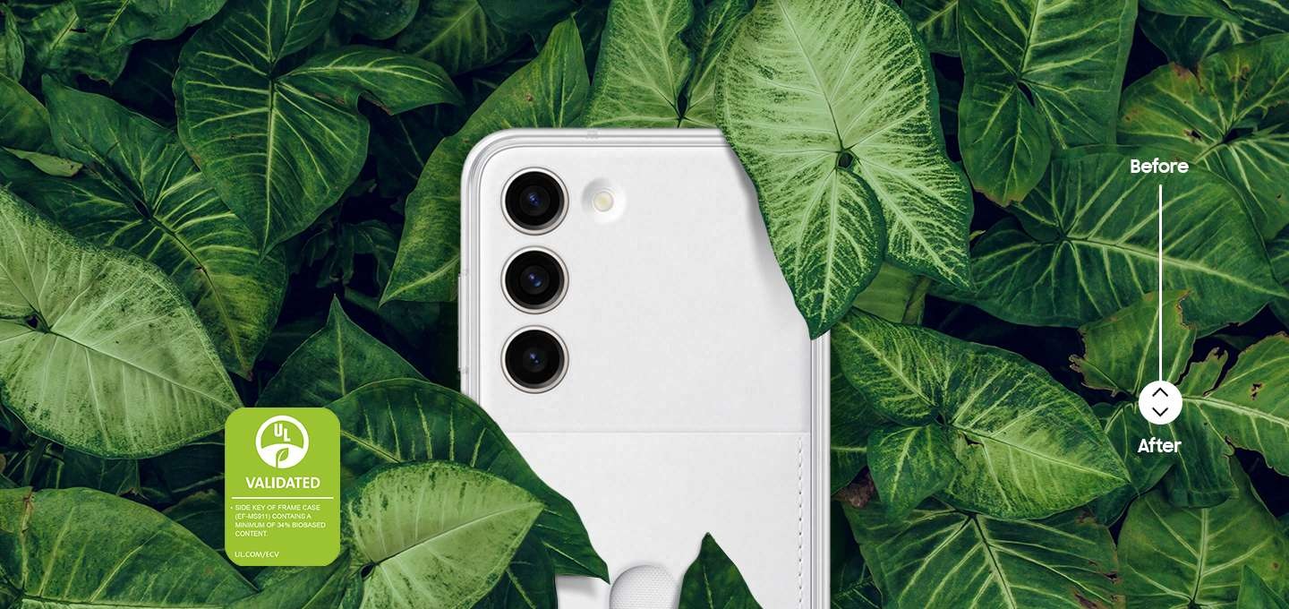 프레임 커버를 착용한 갤럭시 S23 기기의 뒷모습이 두꺼운 녹색 잎으로 둘러싸여 있습니다. 프레임 커버의 사이드 키(EF-MS911)는 최소 34 %의 바이오 기반 소재가 포함되어 있다고 적혀있습니다.