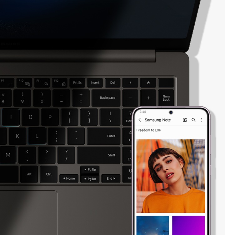정면을 향해 열려 있는 그라파이트 색상의 갤럭시 북3 Pro의 상단 컷 옆에 갤럭시 S23 플러스 기기가 놓여 있습니다. 갤럭시 S23 플러스의 화면에는 Samsung Notes 앱에 있는 이미지가 켜져 있습니다.