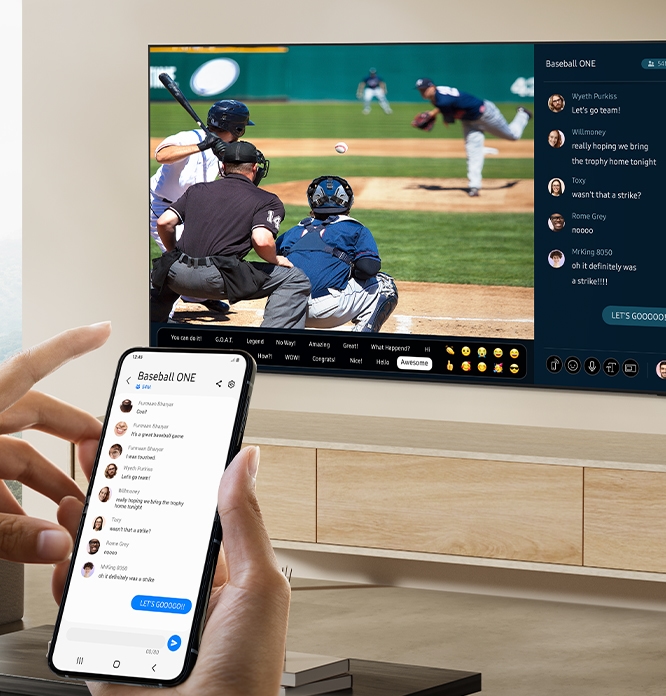 TV 화면에는 생중계중인 야구 경기의 모습과 우측으로 채팅창이 보여집니다. TV 바깥으로 스마트폰을 통해 실시간 채팅을 하고있는 손이 있습니다.