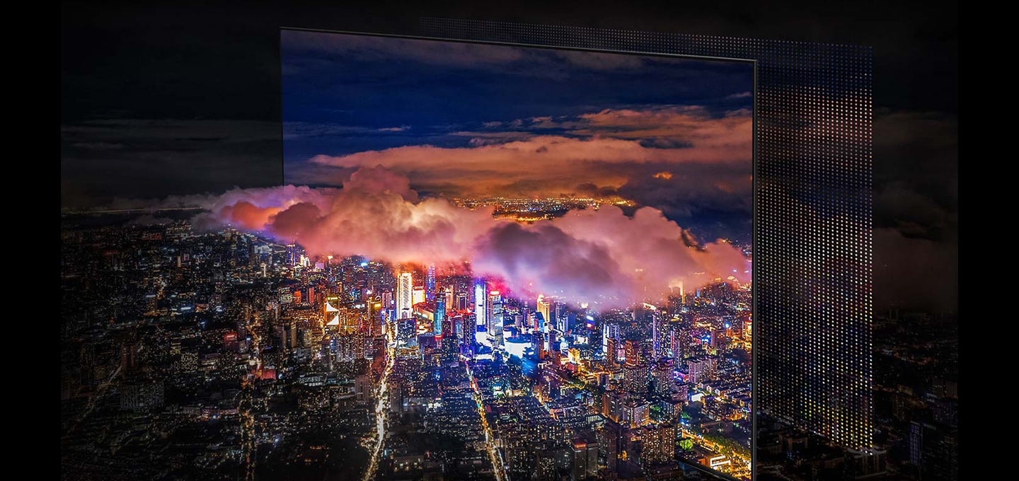 SC95의 정면 이미지가 보이고, 화면 속 도시의 야경과 화면 밖 도시의 야경이 경계선 없이 선명하게 보여지는 듯한 모습입니다.
