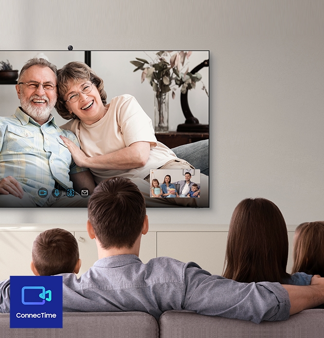 TV 화면에는 노부부가 보여지고 있으며, TV 앞으로 쇼파에서 영상통화 중인 가족의 뒷모습이 보여집니다. 이미지 좌측 하단으로 구글 커넥타임 로고가 배치되어 있습니다.