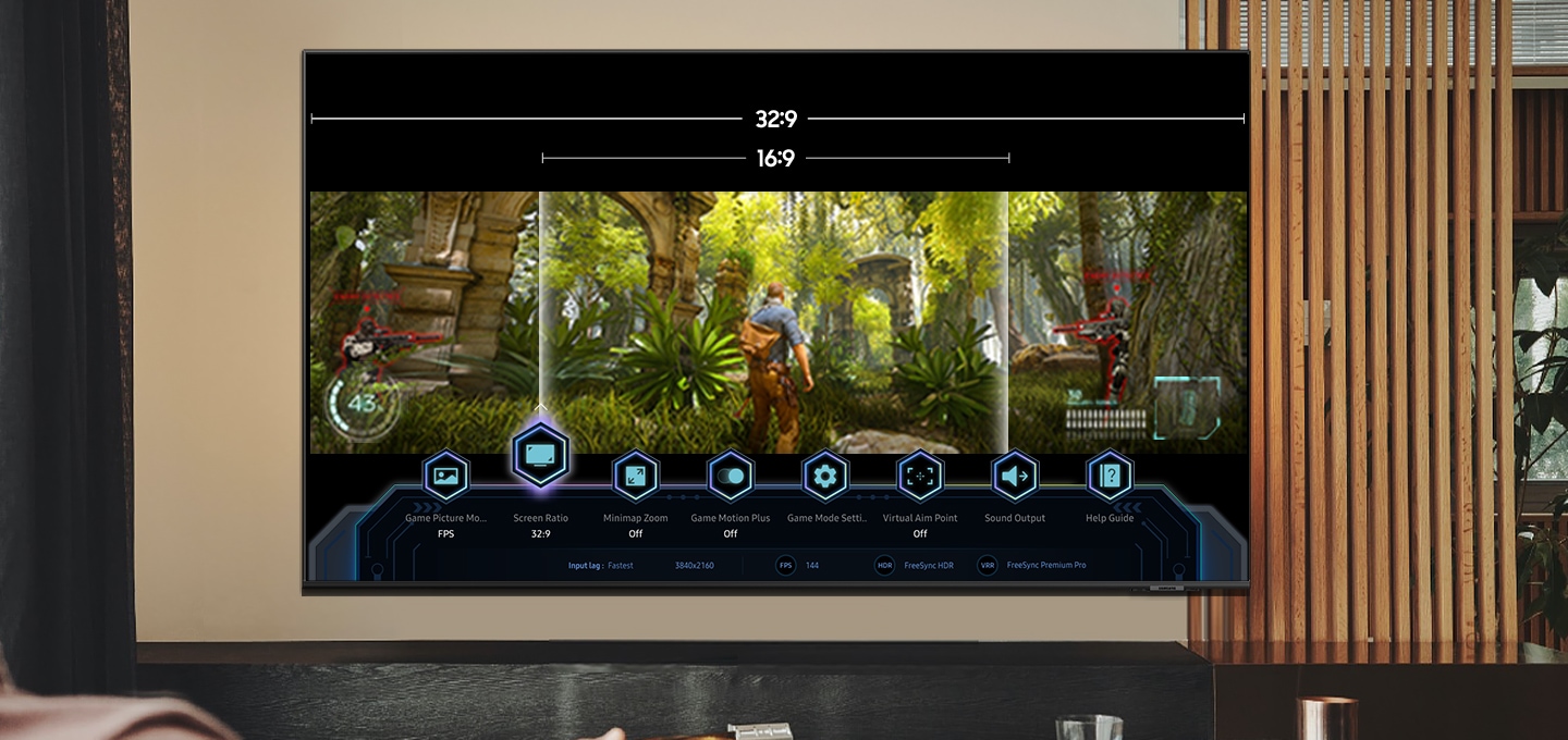 TV 정면이 보이고 화면에는 게임뷰 온스크린이 합성되어 있습니다. 화면속에는 32:9, 16:9 비율을 보여주는 텍스트가 있고 하단에는 다양한 게임바 아이콘들과 게임화면이 보입니다.