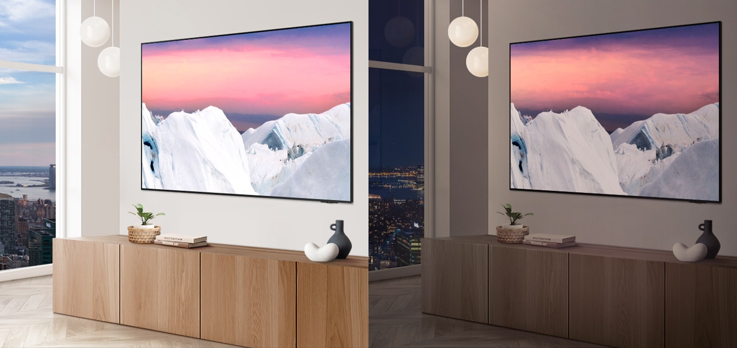 커다란 착문이 있는 유리창이 보이고 우측에는 분홍색 배경화면에 설산이 보이는  TV 화면이 나옵니다. 좌측에는 밝은 버전과 우측에는 어두운 버전의 동일 이미지가 있으며 자동으로 색상을 조절할 수 있는 기능을 이미지로 보여주고 있습니다. 