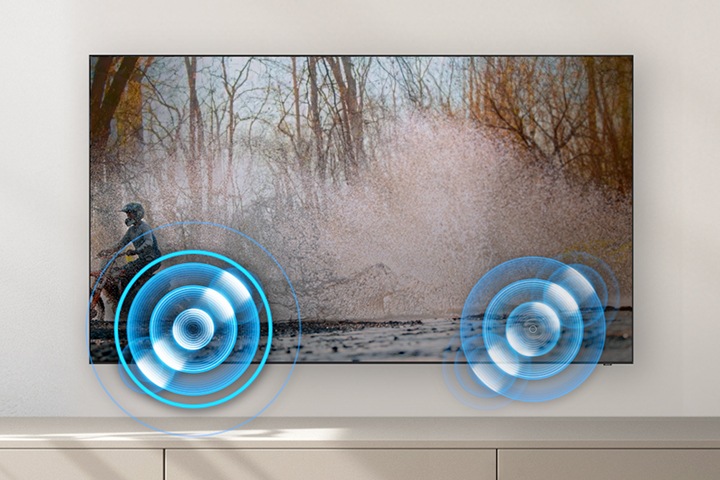 벽에 TV가 설치되어 있으며, TV 스크린 속에는 산에서 오토바이를 타는 사람이 보이며, TV 앞으로파가 발생하는 모습이 보이고 있습니다.