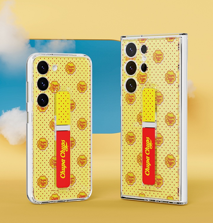 노란색 배경이 보여지며 노란색 배경 안에 파란색배경이 보이며 그 안에서 구름이 나오는 배경입니다. 가운데에 갤럭시 츄파춥스 플레이트 (프레임 케이스 전용)을 장착한 갤럭시 S23, S23 Ultra가 보여집니다.