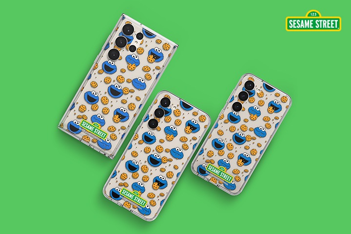 초록색 배경이 보여집니다. 오른쪽 상단에 세서미 스트리트 로고가 보여지며 가운데에 갤럭시 세서미 스트리트 플레이트 (프레임 케이스 전용)을 장착한 3개의 갤럭시 S23, S23+, S23 Ultra가 보여집니다.