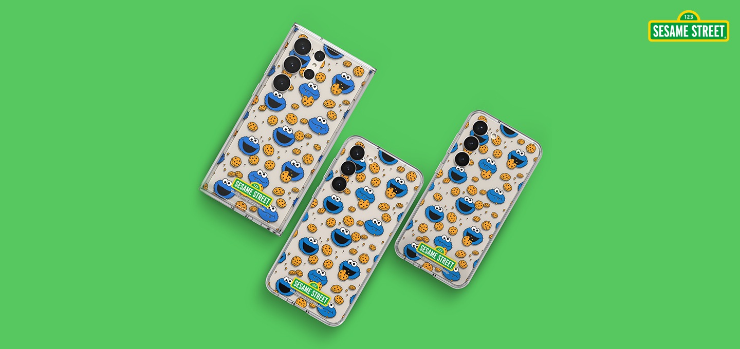 초록색 배경이 보여집니다. 오른쪽 상단에 세서미 스트리트 로고가 보여지며 가운데에 갤럭시 세서미 스트리트 플레이트 (프레임 케이스 전용)을 장착한 3개의 갤럭시 S23, S23+, S23 Ultra가 보여집니다.