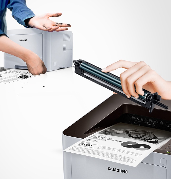 삼성 정품 토너가 고장 없이 안전함을 보여주는 컷으로서, 좌측에 비정품 토너를 사용한 프린터는 토너가 고장이 났고, 우측에 삼성 정품 토너를 사용한 프린터는 고장없이 출력물이 보이고 있습니다.