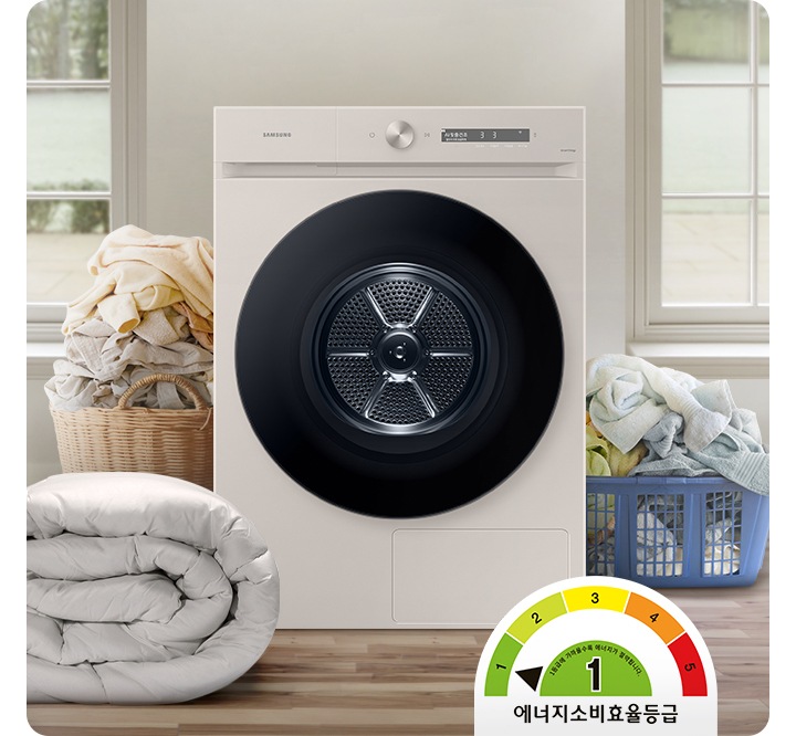 욕실로 보이는 공간에 삼성 그랑데 건조기 AI 제품이 놓여져 있습니다. 왼쪽 선반에는 수건이 쌓여져 있고 그 밑에는 바구니가 있습니다.