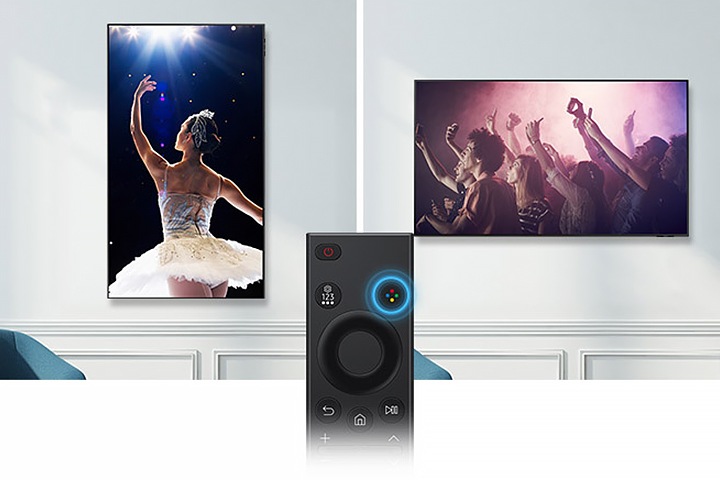 TV가 세로화면, 가로화면으로 설치되어 있는 이미지를 보여줍니다. 이미지 중앙에는 삼성 리모컨이 보입니다.